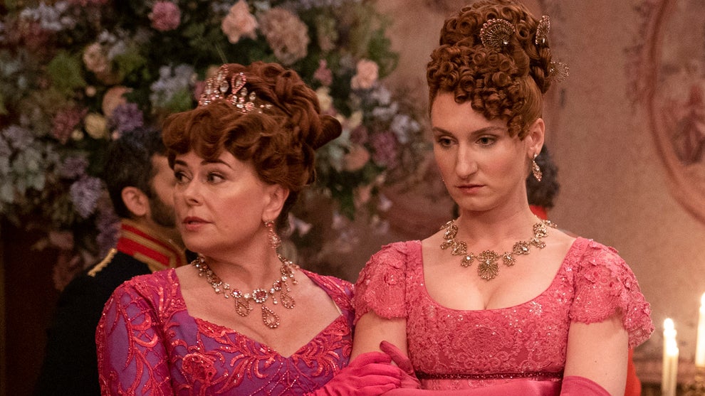 Polly Walker as Lady Portia Featherington and Bessie Carter as Prudence Featherington in "Bridgerton" (Netflix)