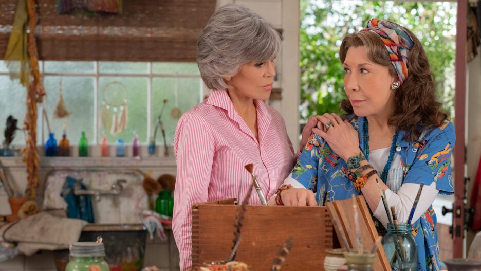 geloof Giet band Lily Tomlin and Jane Fonda Share Heartfelt Moments in 'Grace and Frankie'  Final Season Images