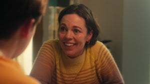 Sarah Nelson (Olivia Colman) in "Heartstopper" on Netflix