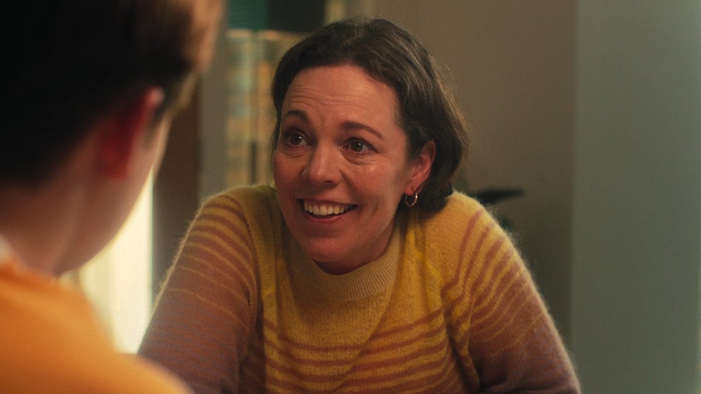 Sarah Nelson (Olivia Colman) in "Heartstopper" on Netflix