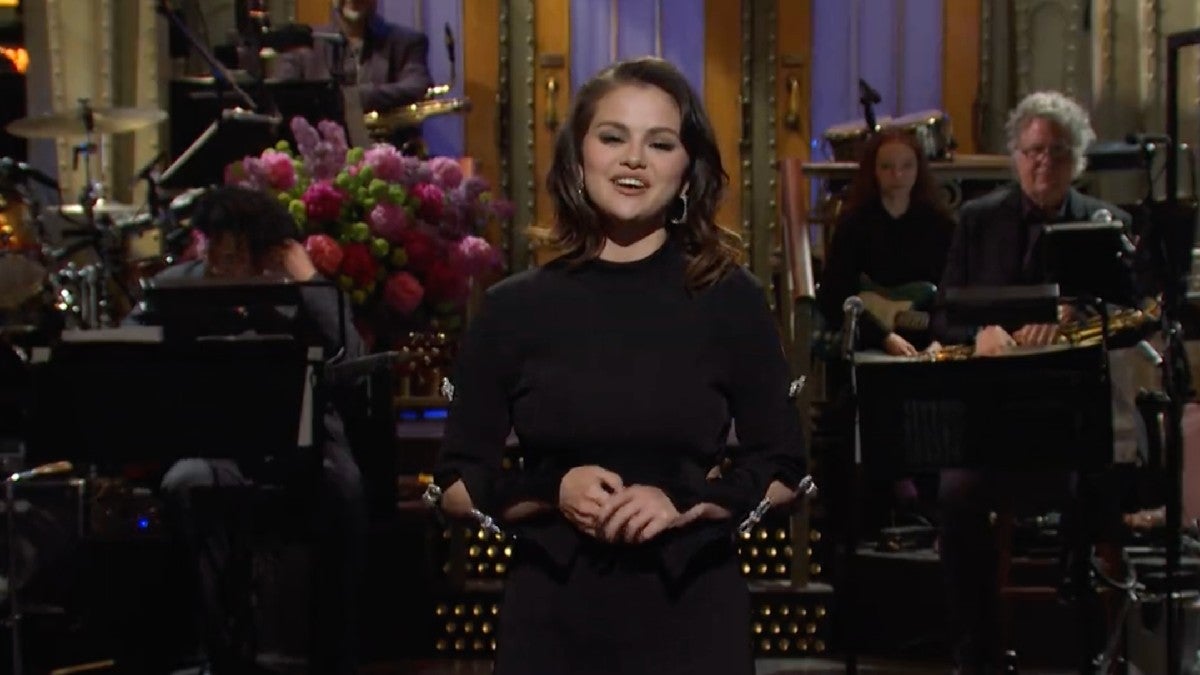 Selena Gomez Gets the Entire 'SNL' Audience to Sing 'Barney & Friends' Theme Song (Video)