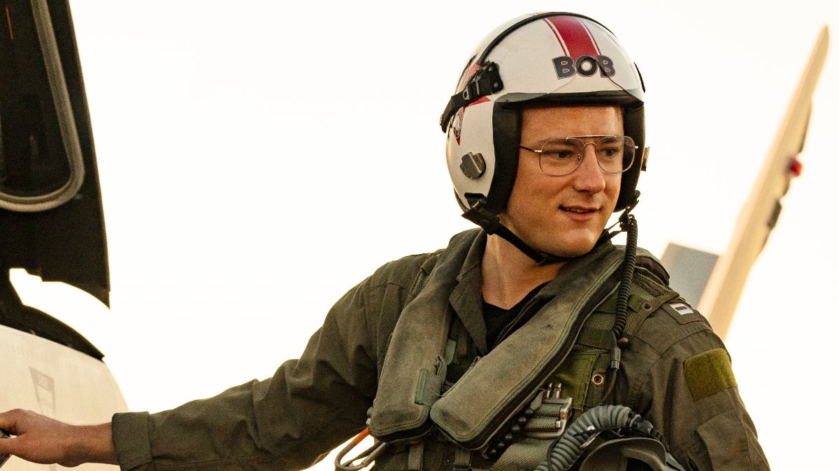Top Gun: Maverick' Breakout Lewis Pullman on Secretly Skydiving to Prepare  for the Flight Scenes