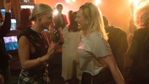 Madeline Brewer, Elisabeth Moss in "Shining Girls"