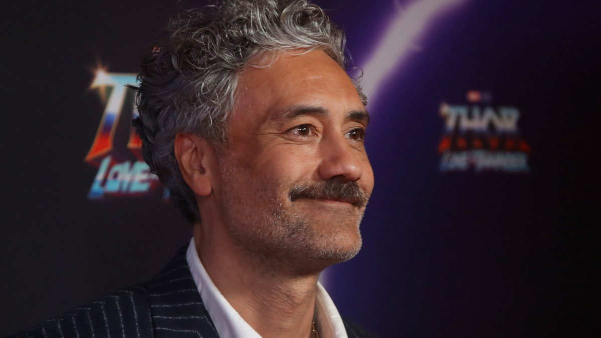 I wasn't there when they filmed”: Thor 4 Star Addresses Atrocious Floating  Head CGI Controversy, Reveals Taika Waititi Filmed it Separately and Put  His Face There - FandomWire