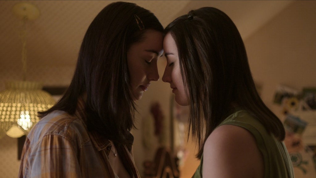 Madison and Victoria Abbott as teenage Leni and Gina McCleary