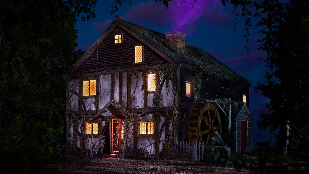 Hocus Pocus Sanderson Sister Disney Airbnb Cottage