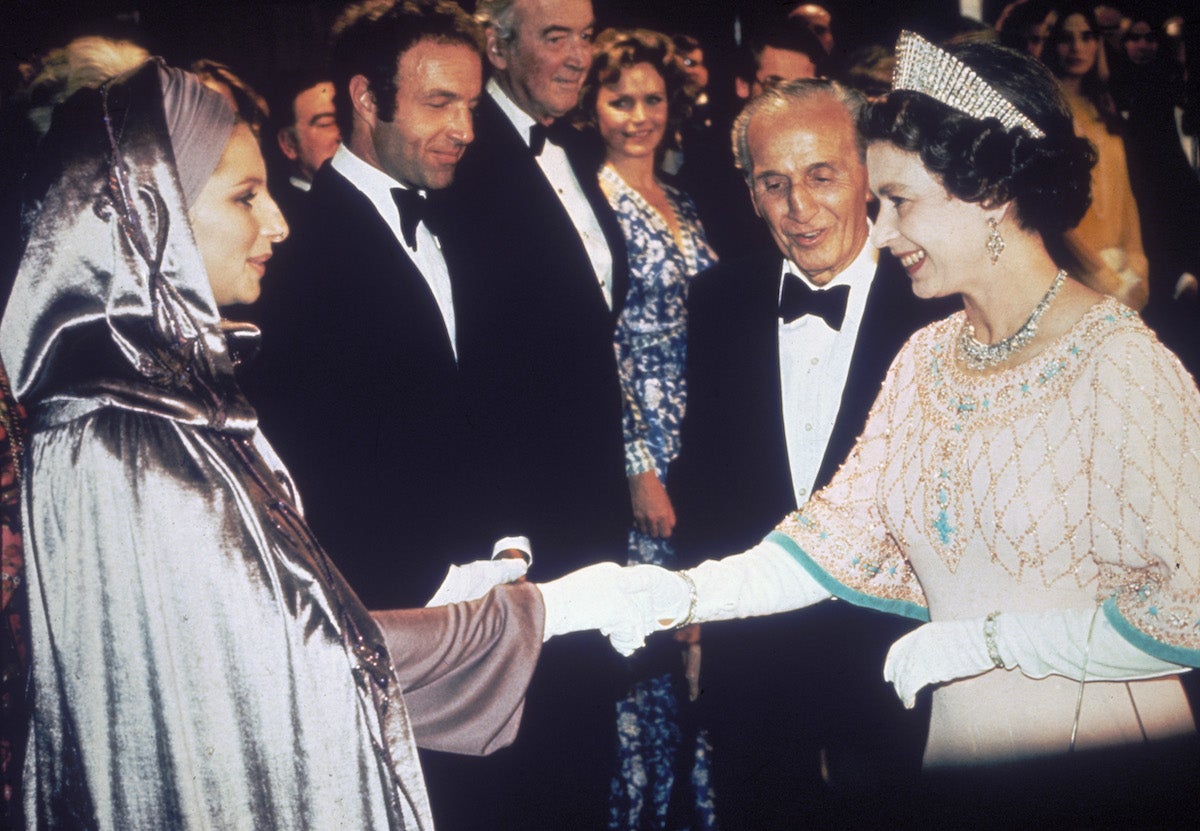 Queen Elizabeth meets Barbra Streisand in 1975 Queen Elizabeth meets Barbra Streisand in 1975