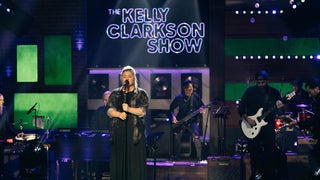Behind the Scenes of ‘The Kelly Clarkson Show’: Curated Playlists, Filming Out of Order and Leaning Into Human Interest
