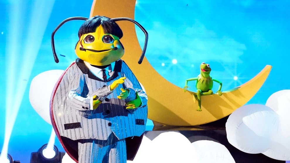 THE MASKED SINGER: L-R: Beetle and Kermit The Frog in the “Muppets Night” episode of THE MASKED SINGER airing Wednesday, Oct. 26 (8:00-9:00 PM ET/PT) on FOX. © 2022 FOX Media LLC. CR: Michael Becker / FOX.