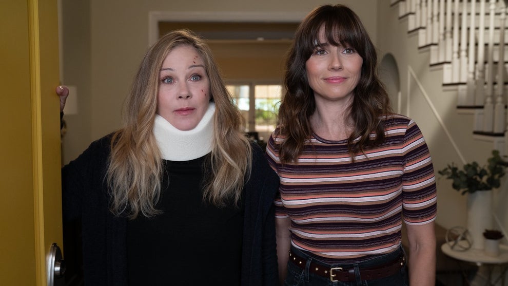 DEAD TO ME (L to R) CHRISTINA APPLEGATE as JEN HARDING and LINDA CARDELLINI as JUDY HALE in DEAD TO ME. Cr. Saeed Adyani / Netflix