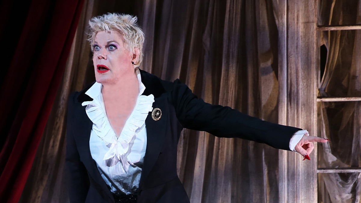 Great Expectations Off Broadway Review Eddie Izzard Is a Pip