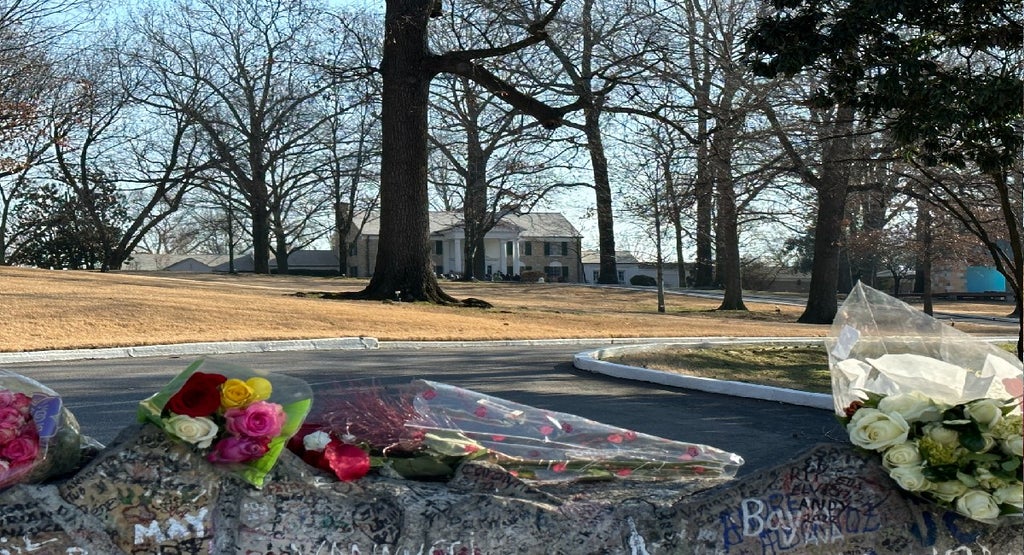 Fans laid rose in front of Graceland to pay tribute to Lisa Marie Presley