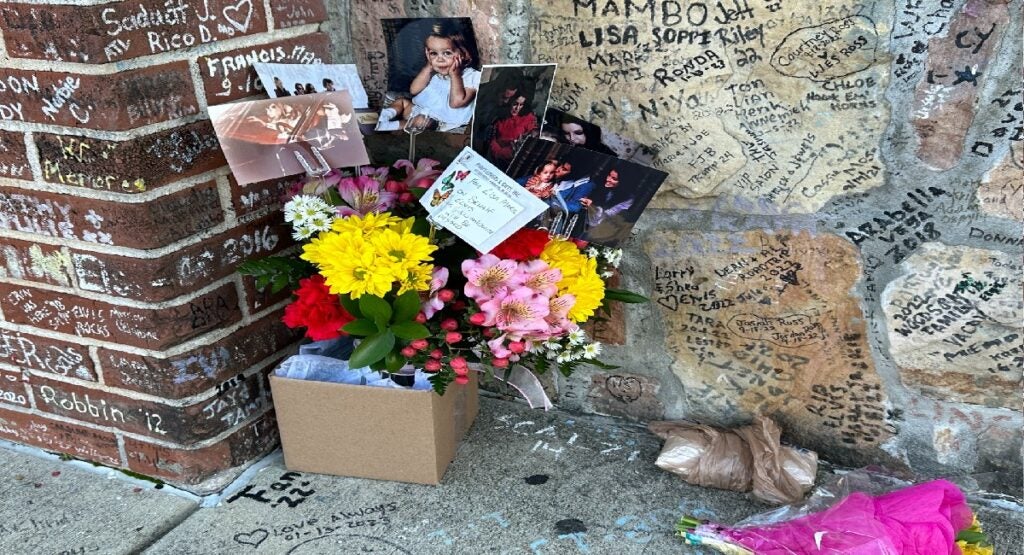 Fans laid rose in front of Graceland to pay tribute to Lisa Marie Presley