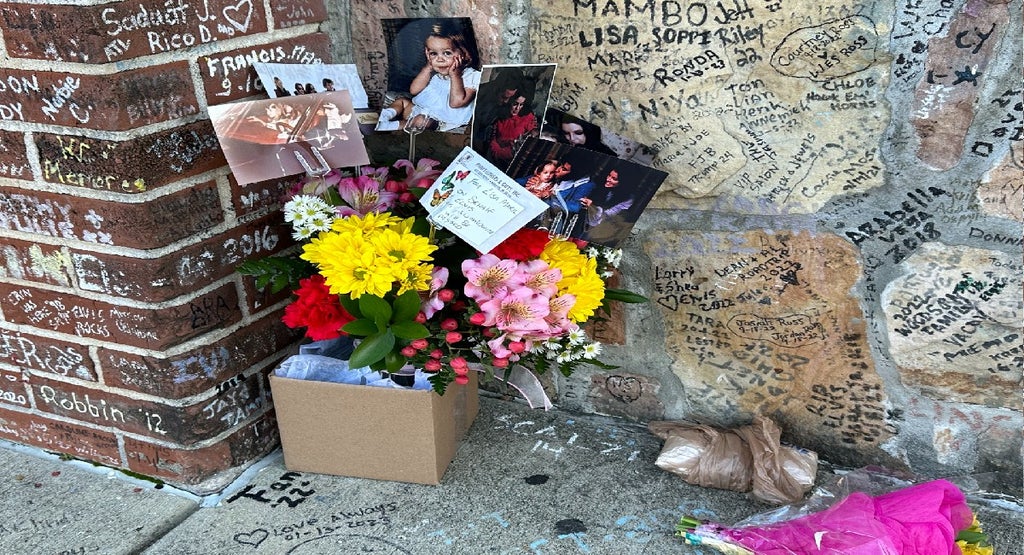 Fans laid rose in front of Graceland to pay tribute to Lisa Marie Presley