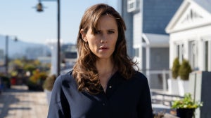 First Look: Jennifer Garner in "The Last Thing He Told Me"
