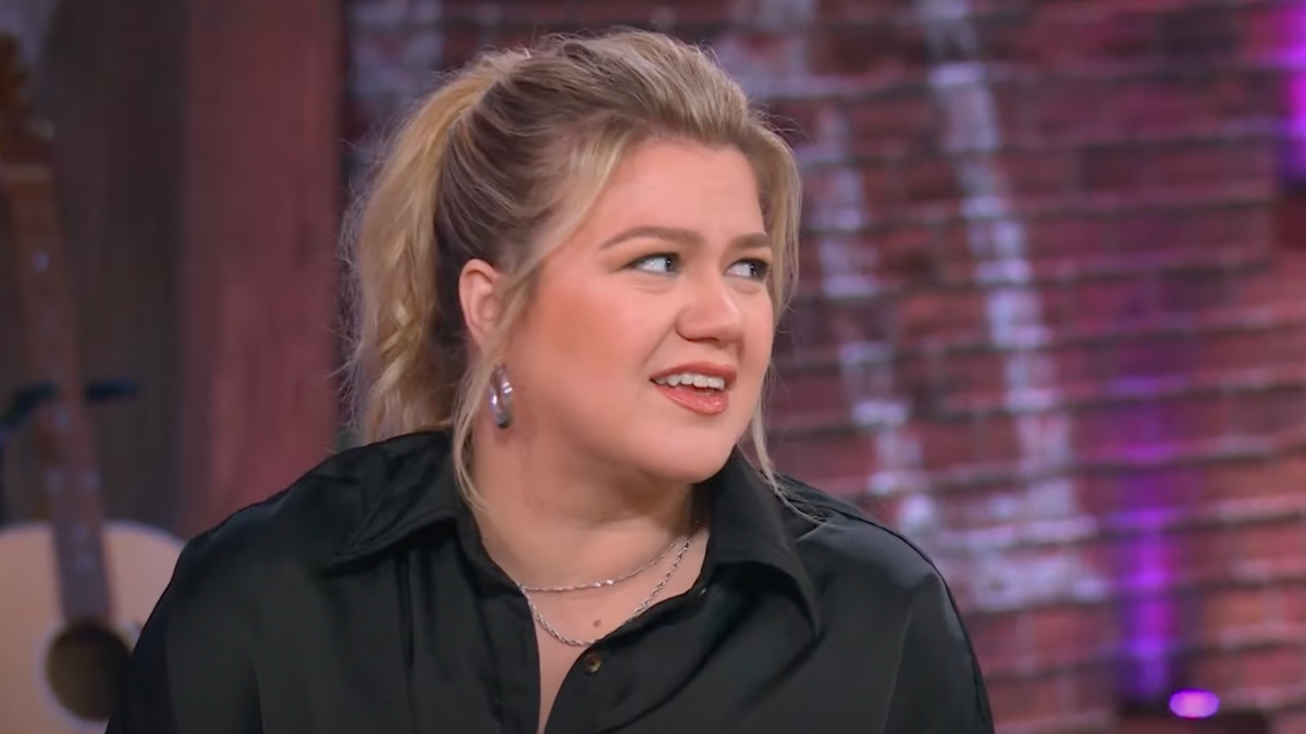 Kelly Clarkson, Shania Twain Bond Over Onstage Malfunctions: 'I Was  Commando â€“ That Would've Gone Real European Beach' (Video)