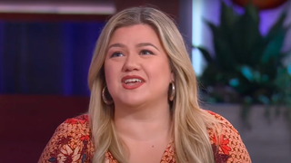 Kelly Clarkson Remembers Gal Gadot Making Her Feel ‘Inferior’ for the First Time: ‘Were We Supposed to Come Out Like That?’ (Video)