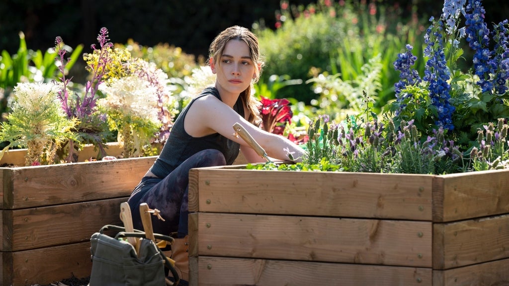 you-season-3-love-poison-wolfsbane-victoria-pedretti-image