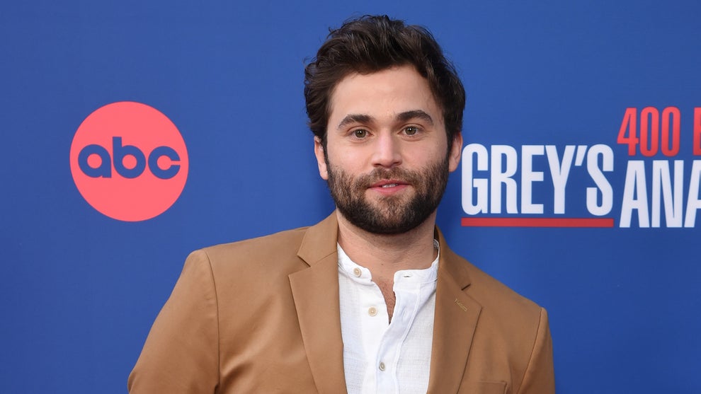 jake-borelli-greys-anatomy-abc-party-400-episodes
