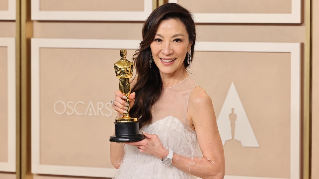 michelle yeoh best actress 2023 oscars (1)