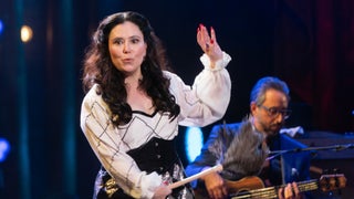 Alex Borstein Explains Why Her Prime Video Comedy Special ‘Corsets & Clown Suits’ Is ‘Like a Filthy TED Talk’