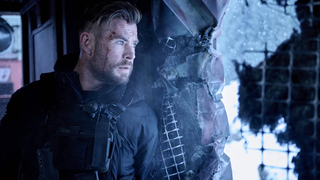 extraction-2-chris-hemsworth