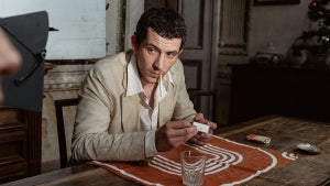 Josh O'Connor, in La Chimera