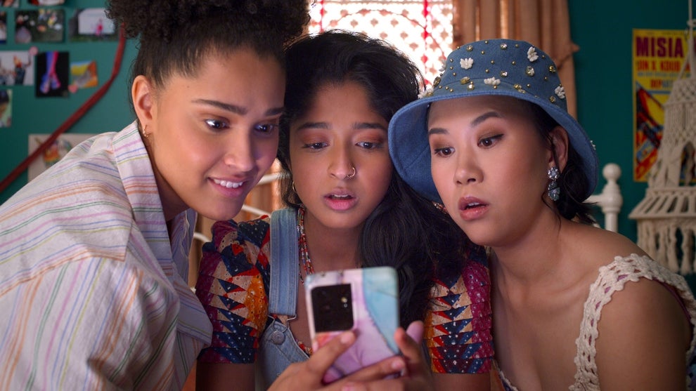 Lee Rodriguez as Fabiola Torres, Maitreyi Ramakrishnan as Devi Vishwakumar and Ramona Young as Eleanor Wong in "Never Have I Ever" (Netflix)