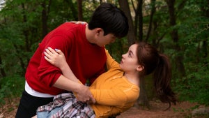 Dae (Minyeong Choi) and Kitty (Anna Cathcart) in "XO, Kitty" (Netflix)