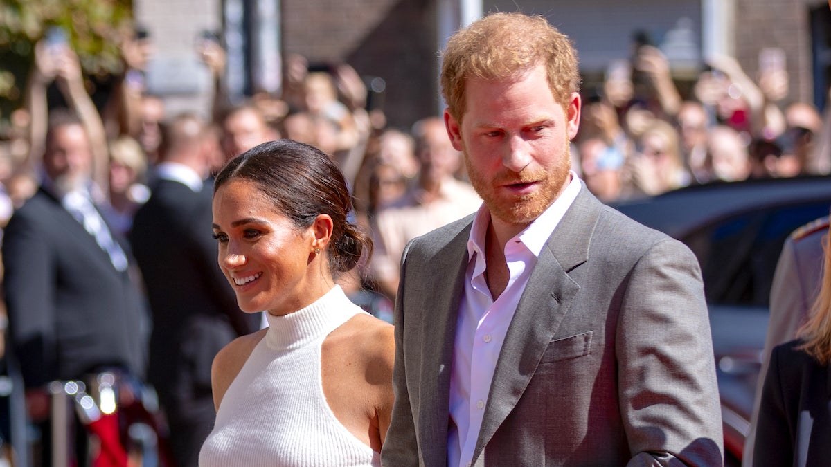 El príncipe Harry y Meghan Markle elogian la regla de YouTube contra el meta