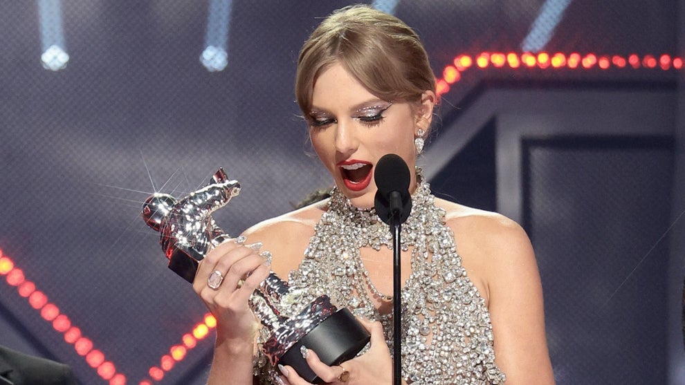 Taylor Swift accepts the Video of the Year award onstage at the 2022 MTV VMAs (Photo: Getty Collection)