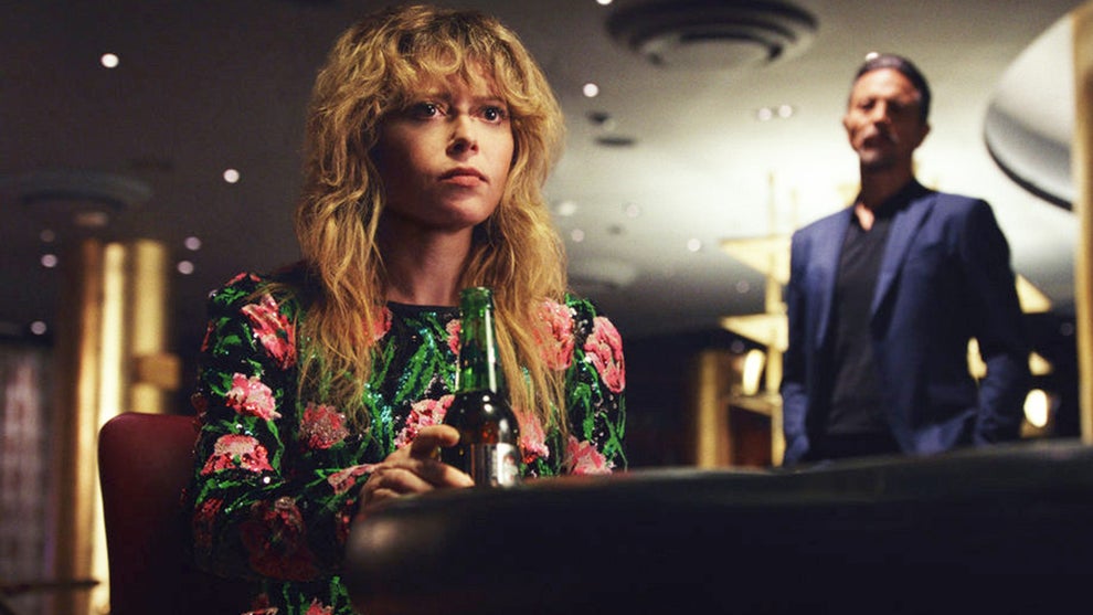 Natasha Lyonne and Benjamin Bratt in "Poker Face"