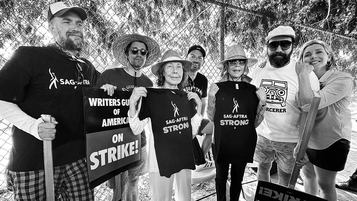 At Netflix Picket, Smiles in Short Supply for Aubrey Plaza, Sarah Silverman and More (Photos)