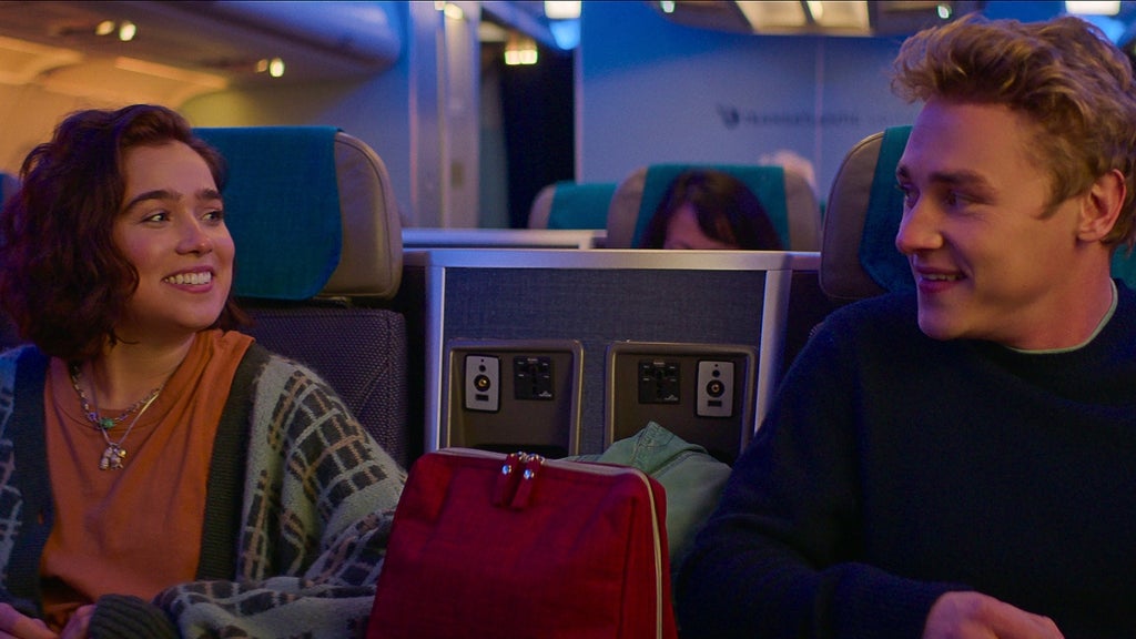 Love at First Sight. (L to R) Haley Lu Richardson as Hadley Sullivan and Ben Hardy as Oliver Jones in Love at First Sight. Courtesy of Netflix © 2023