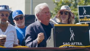 martin-sheen-west-wing-cast-sag-rally (1)