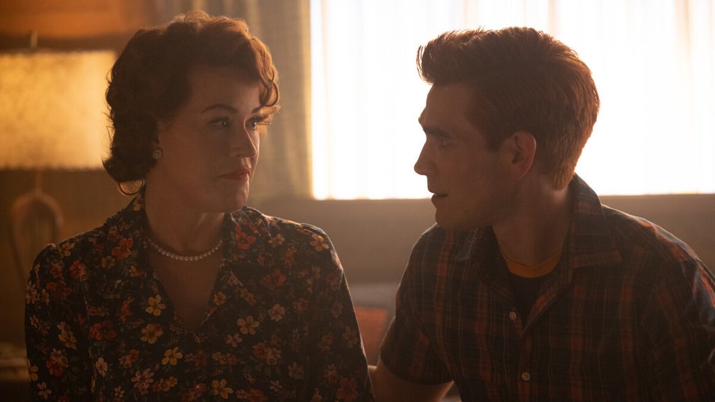 riverdale-archie-mrs-andrews-the-cw-justine-yeung
