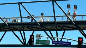 universal-studios-picket-skybridge-kristen-sag-aftra