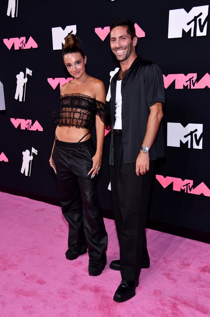 Laura Perlongo and Nev Schulman, 2023 mtv vmas red carpet