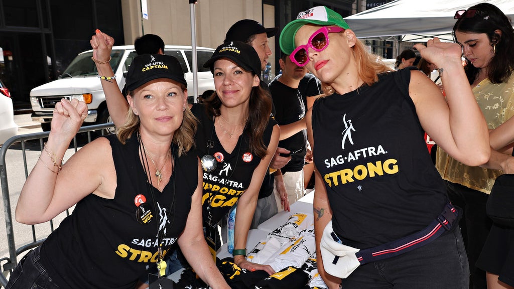 Samantha Mathis (left) and Busy Philipps (right)