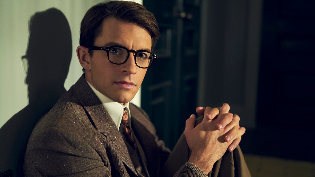 Jonathan Bailey as Tim in "Fellow Travelers"