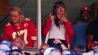 Couple Who Dressed as Taylor Swift and Travis Kelce for Halloween 2020 Head to Chiefs-Jets Game (Video)