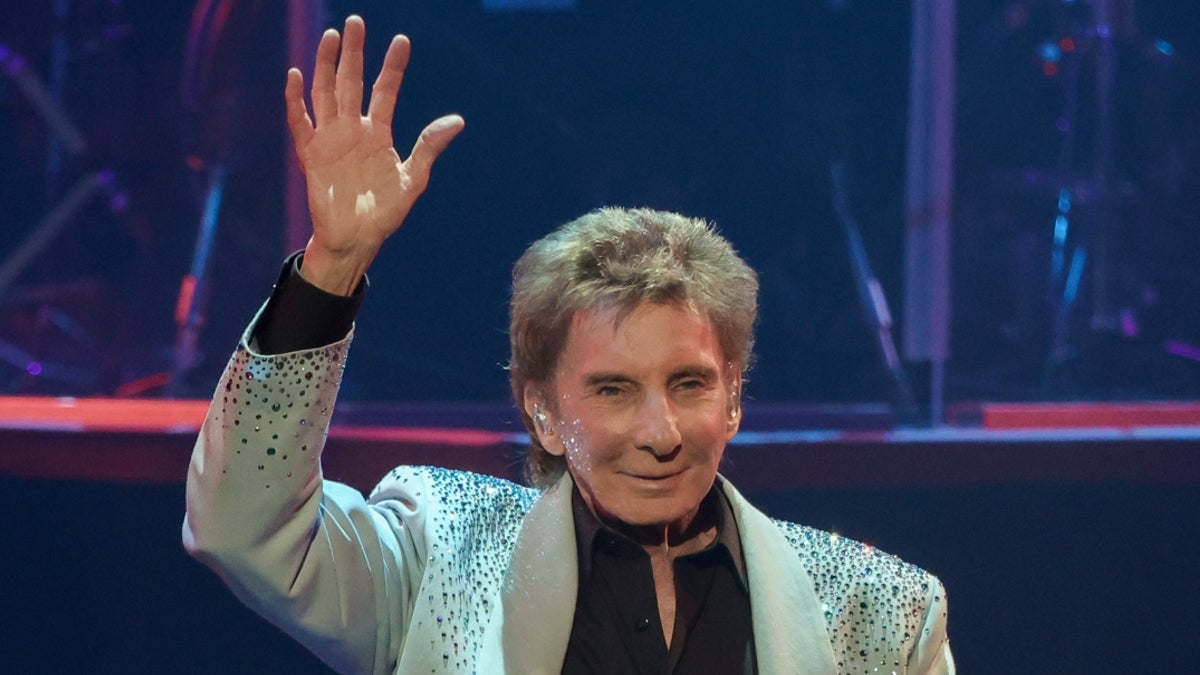 Barry Manilow to Star in NBC Christmas Special - Vimarsana News