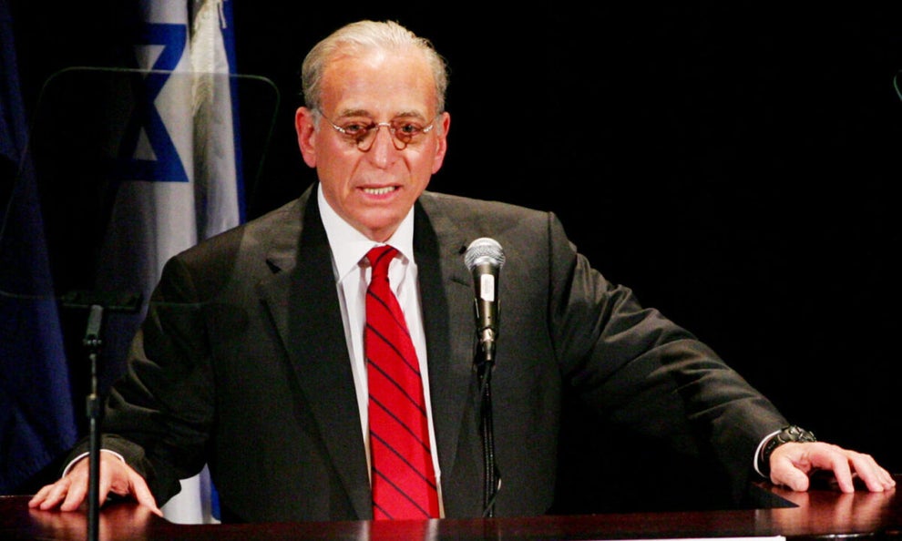 Activist Investor Nelson Peltz stands at a lectern.