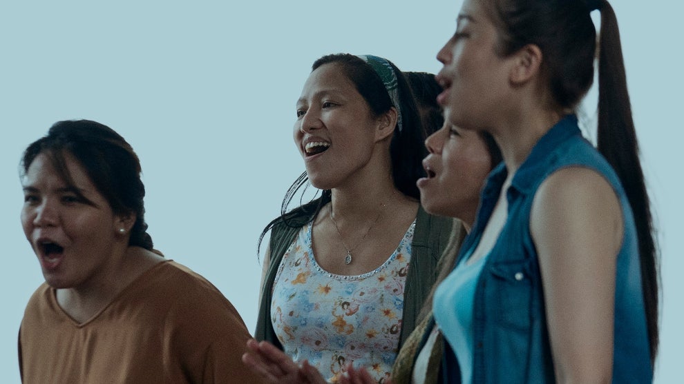 Puri (Amelyn Pardenilla) sings in "Expats" Episode 4 (Prime Video)