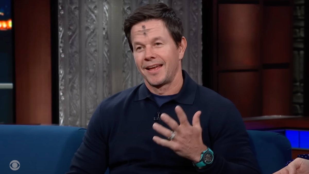 Mark Wahlberg Jokes About Getting Left Out of Ben Affleck’s Dunkin’ Donuts ...