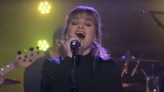Kelly Clarkson Celebrates Jennifer Lopez Interview by Singing the Heck Out of ‘Let’s Get Loud’: ‘We Pulled It Off!’ | Video