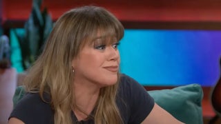 Kelly Clarkson Recalls Being Interrupted by a Fan in a Bathroom Stall: ‘I Wasn’t Just Peeing’ | Video