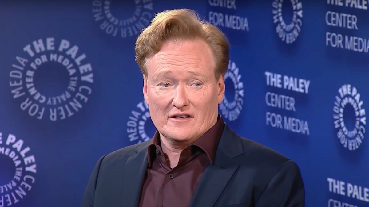 Conan O'Brien upada z powodu kontuzji w odcinku „Hot Ones”.