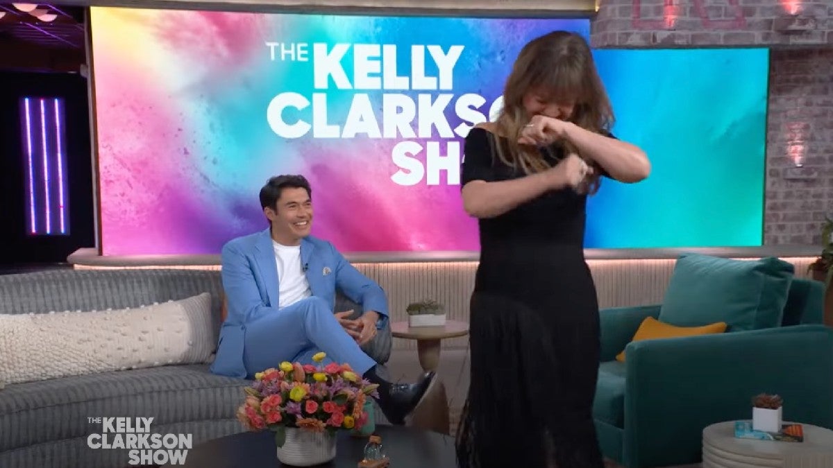 Kelly Clarkson Has to Walk It Off After Unintentionally Making Dirty ‘Meat’ Joke to Henry Golding | Video