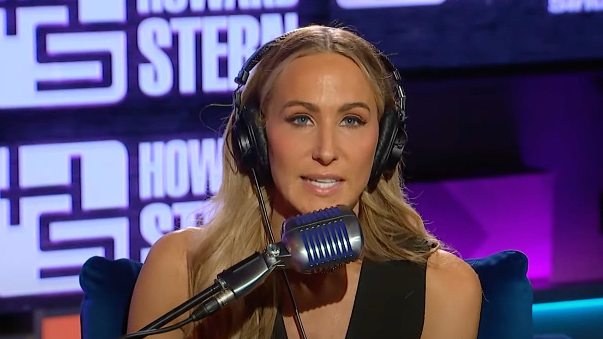 Nikki Glaser Says She Was ‘Surprised’ by Tom Brady-Jeff Ross Roast Standoff: ‘I Believe That Was for Real’ | Video